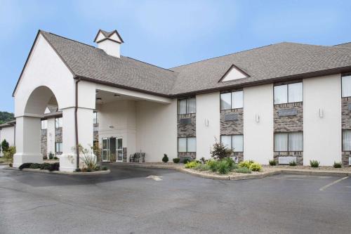 New Philadelphia Hotel | Schoenbrunn Inn