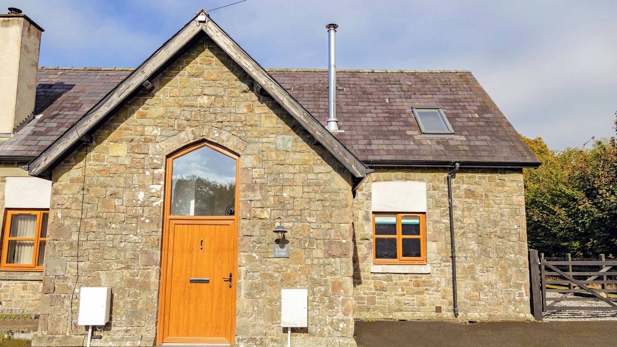 Llandeilo House | SCHOOL LODGE, pet friendly, with open fire in Llandeilo