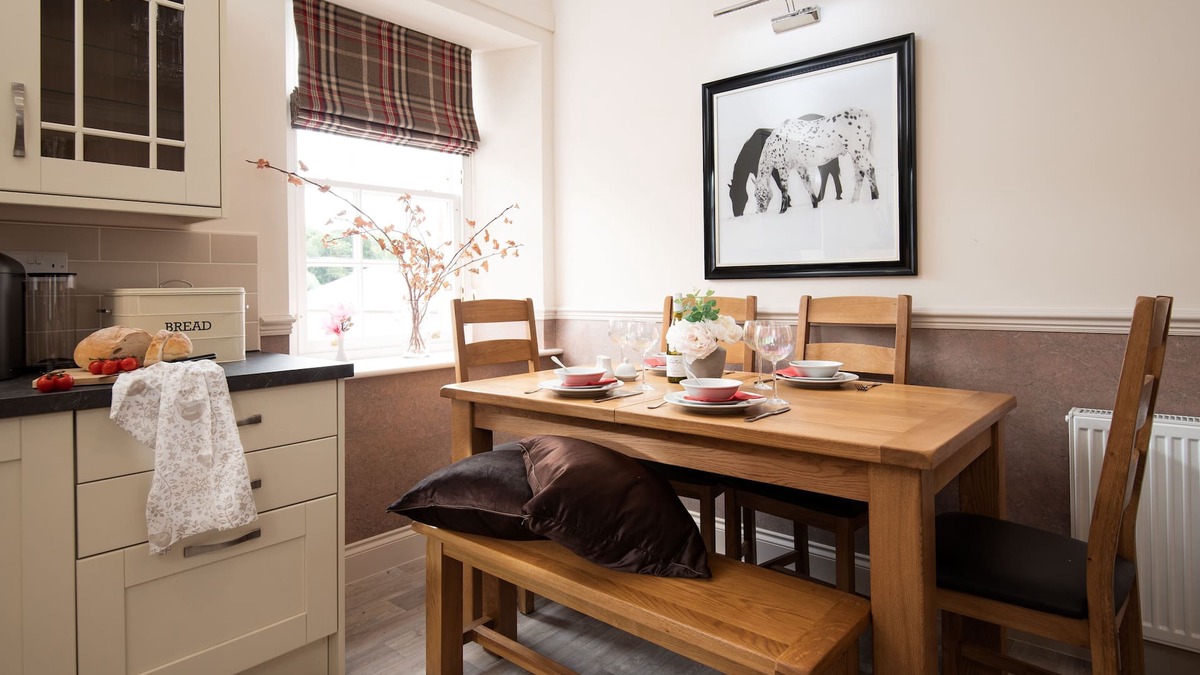 Gattonside Apartment | SCHOOL VIEW - in the bustling market town of Melrose near to the countryside