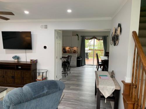 Elizabethtown House | School Village Walk-in shower and jetted tub