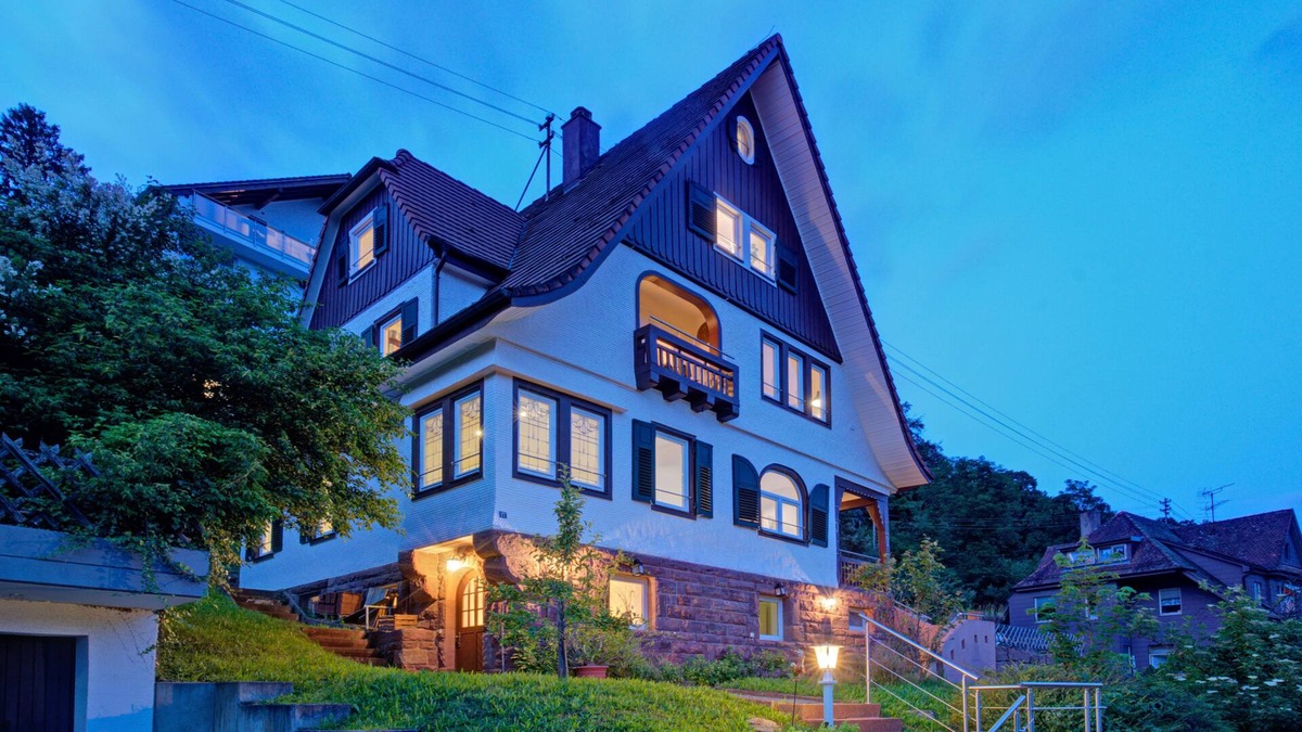 Neuenbuerg House | "schwarzwaldhaus mit Schlossblick" mit 230qm, Garten, Terrassen & Hot Tub