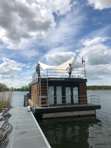 Oberhavel House | Schwimmende Ferienwohnung, Hausboot Urlaub als Festlieger am Steg
