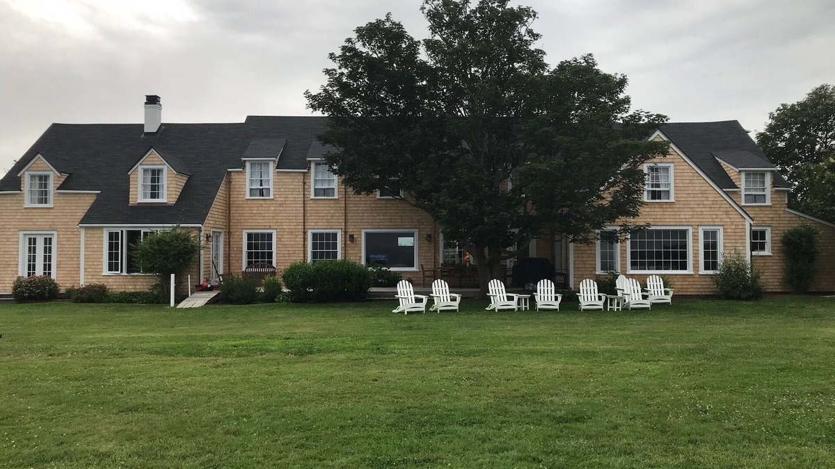 Siasconset House | Sconset vintage mansion ON bluff- direct to beach nSteps to village + more beach