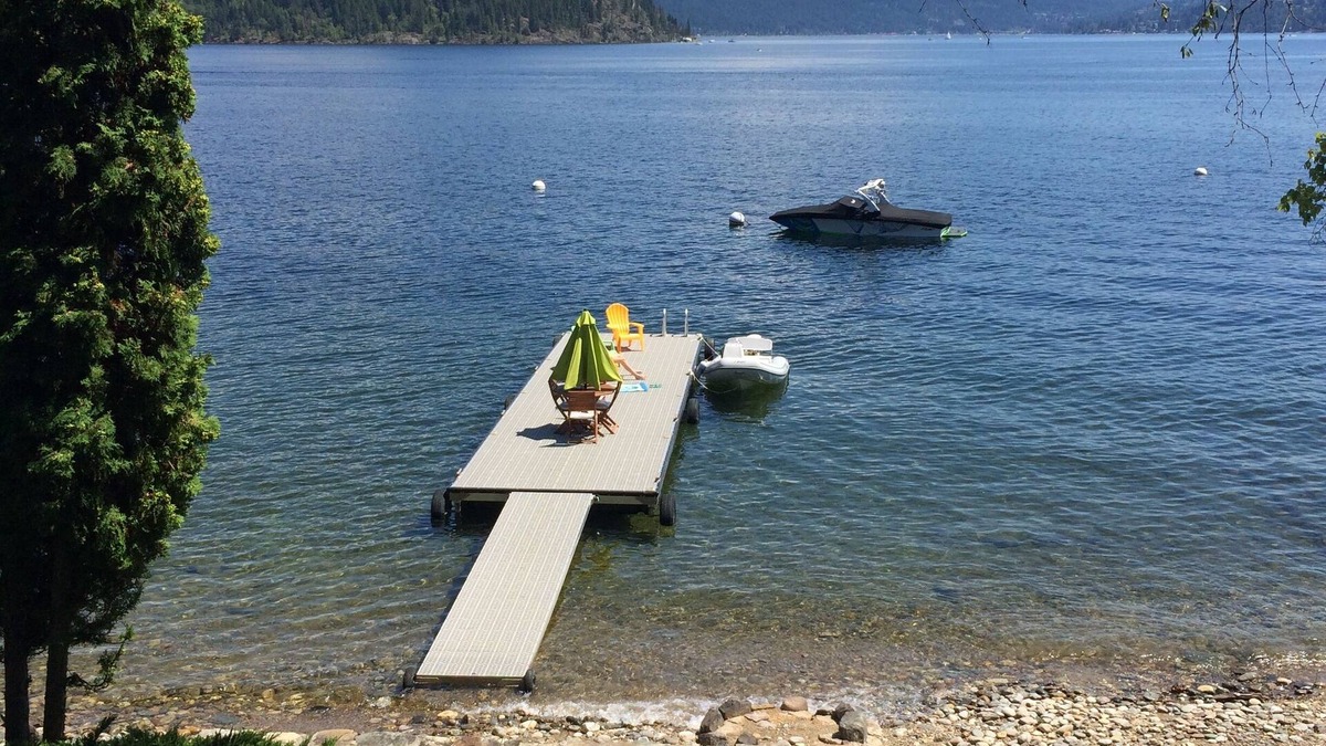 Scotch Creek House | Scotch Creek Waterfront Cottage