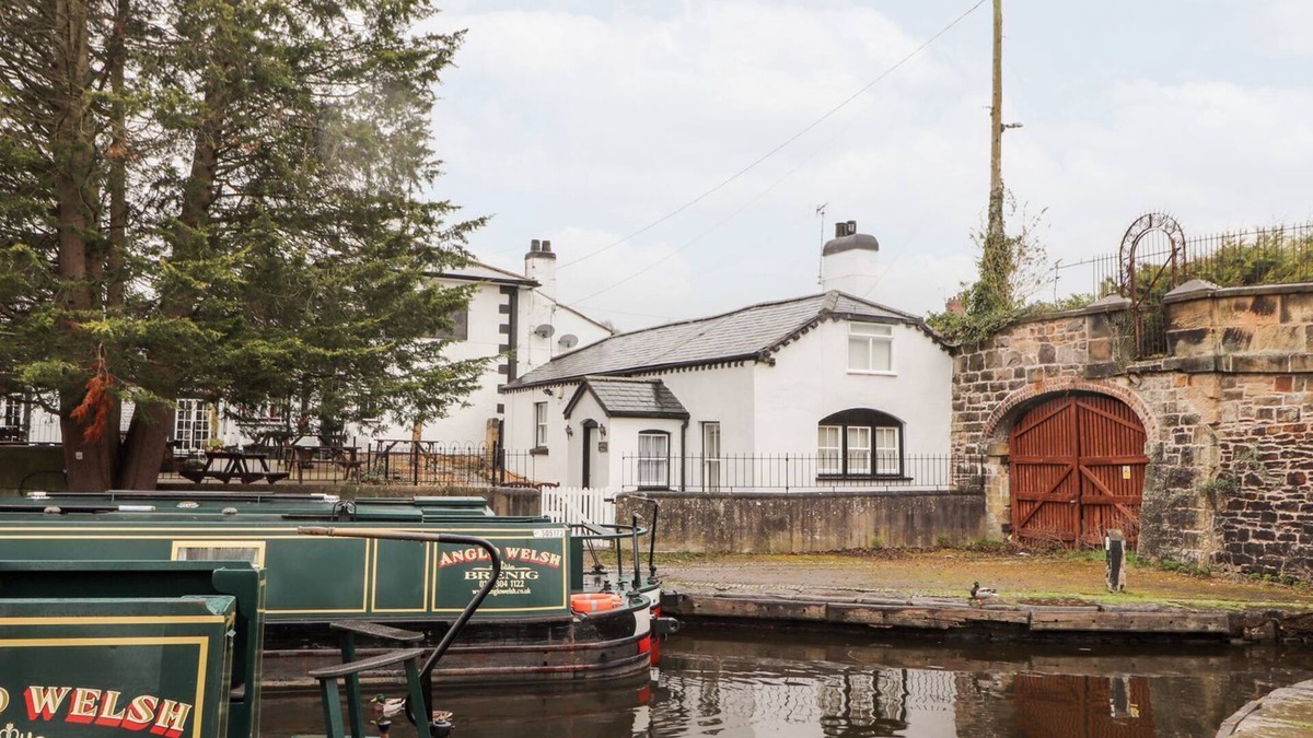 Trevor House | SCOTCH HALL COTTAGE, pet friendly, with a garden in Trevor