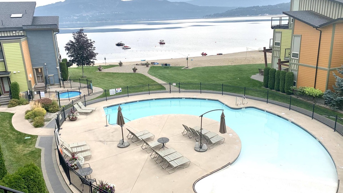 Scotch Creek House | Scotch on the Rocks - Waterfront - Shuswap Vacations and Sledding Accommodation