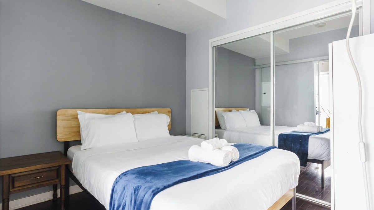 Downtown Toronto Hotel | Scotiabank Arena 3bed, 1bath Downtown Toronto W/Parking