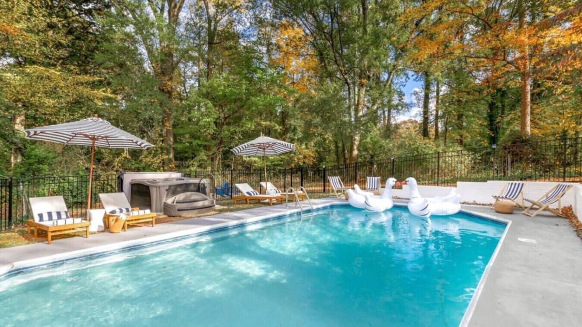 Lindley Park House | Scott Luxe Villa | HotTub, FirePit, Pool, Billiards, Ping Pong