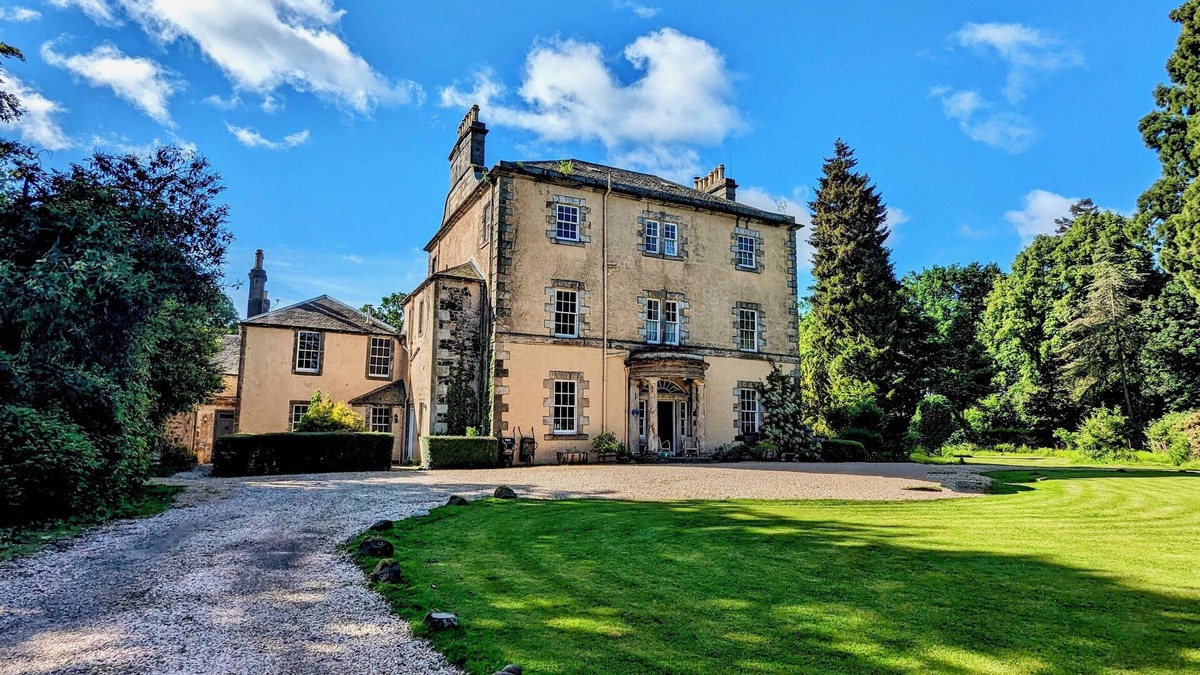 Tillicoultry Cottage | Scottish Estate dating back to 1746, charming 6 person cottage with hot tub