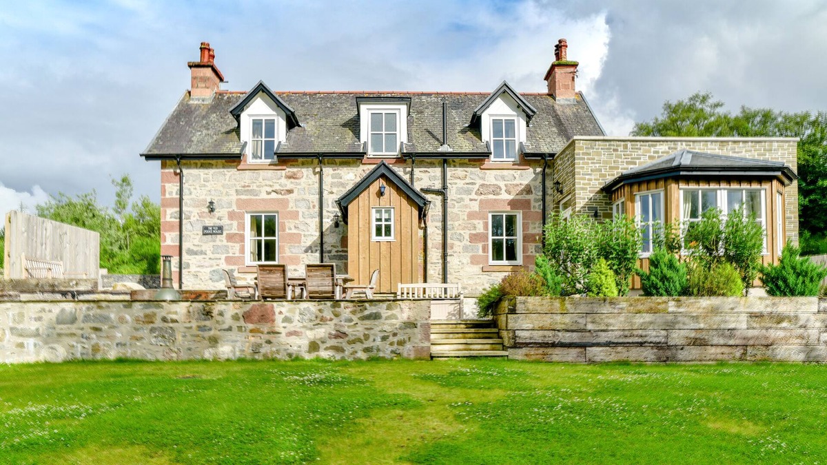 South Galson Cottage | Scottish Highland Cottages "The Old Police House" Daviot, Inverness