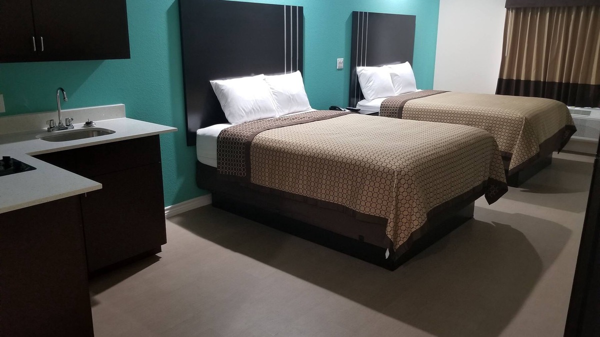 Bay City Hotel | Scottish Inns & Suites