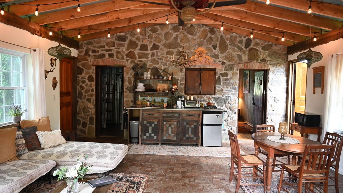 Caroline Cabin | Scottland Yard Farm's - Upscale Rustic Garden House