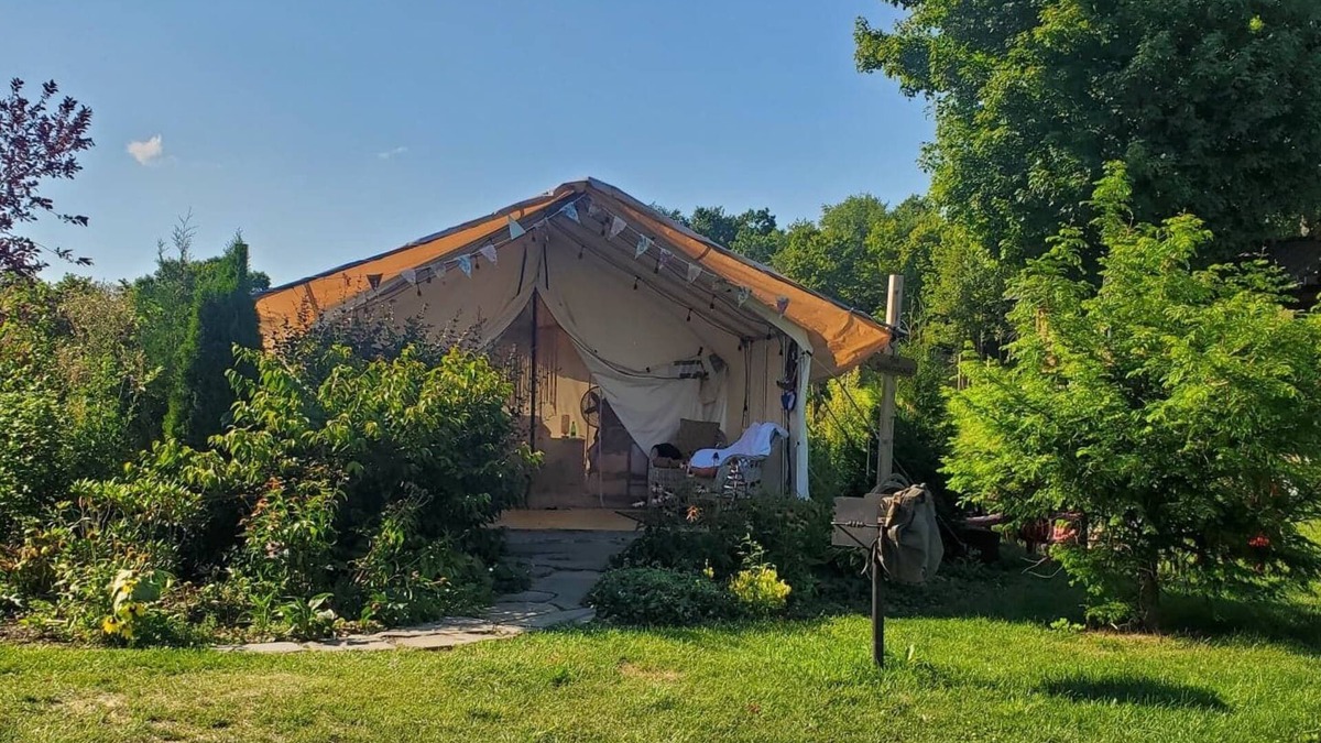 Caroline Cabin | Scottland Yard Farm's Honey Suckle Family Glamping Tent