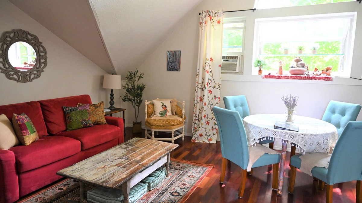 Caroline Apartment | Scottland Yard Farm- Peacock's Perch