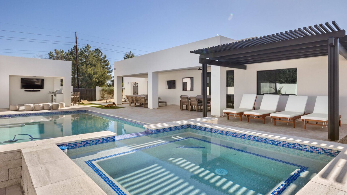 Rancho Saguaro Villa | Scottsdale Luxury Resort Heated Pool & Spa Putting Green Cabana +Outdoor Kitchen