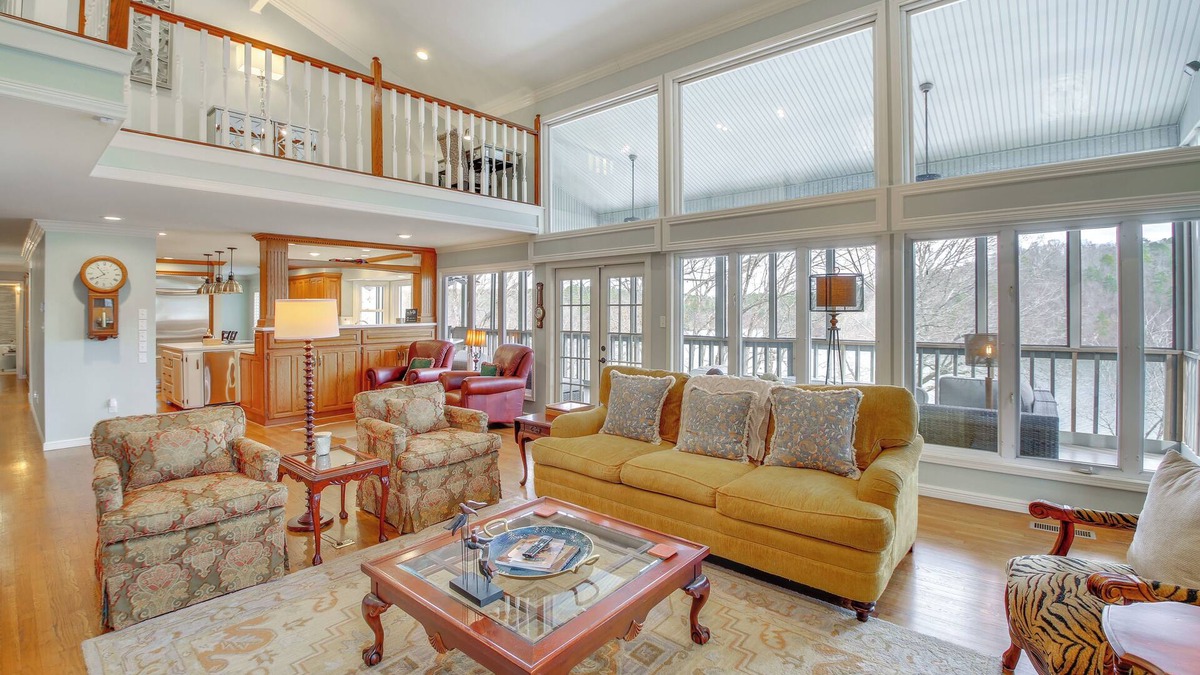 Lake Catherine Villa | Screened-In Porch w/Views: Hot Springs Getaway!