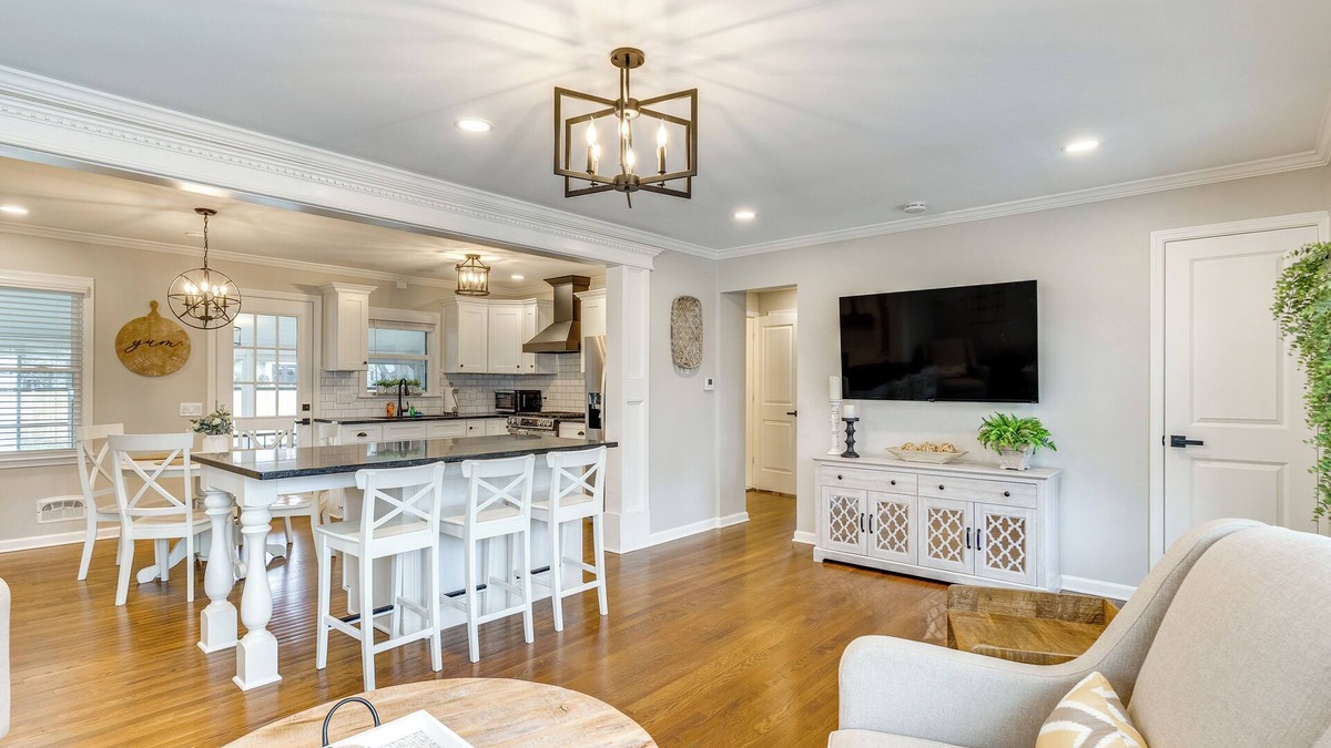 Westerville House | Screened Patio & Fire Pit: Modern Westerville Home