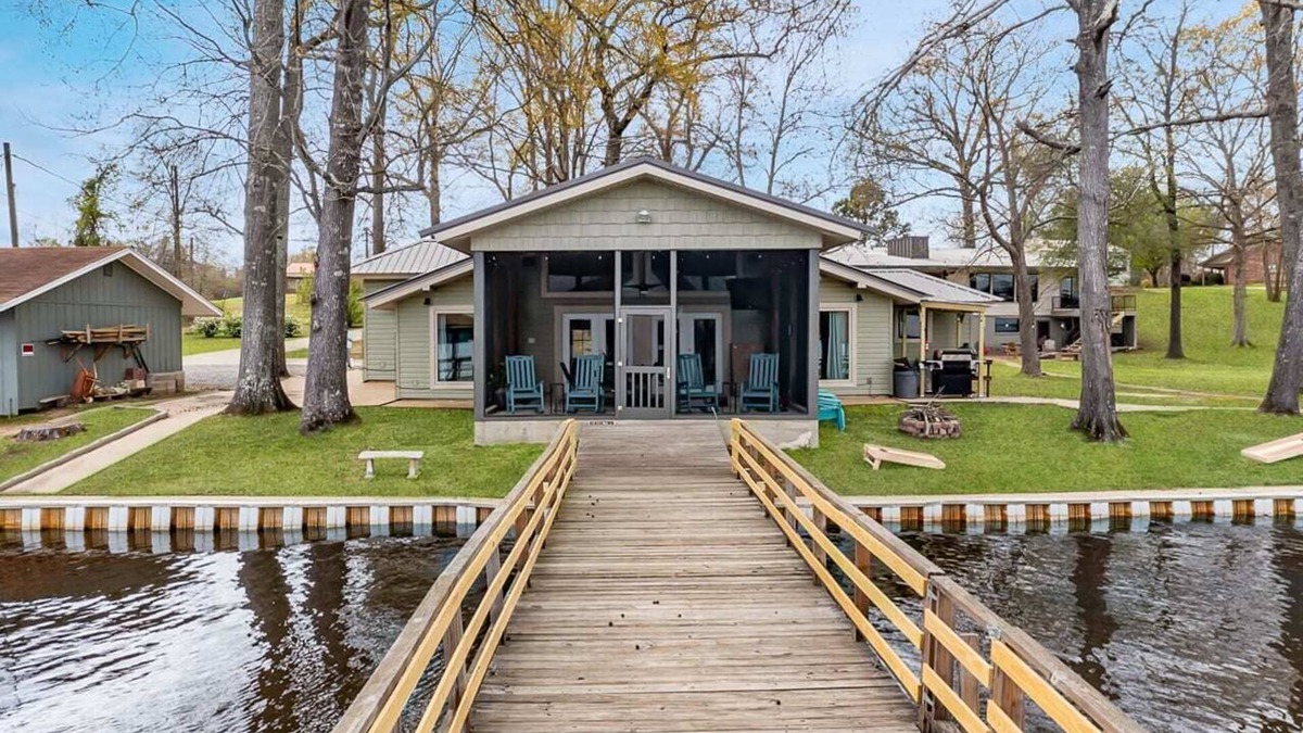 Farmerville House | Screened Patio, King Beds, Fresh & Clean, Games
