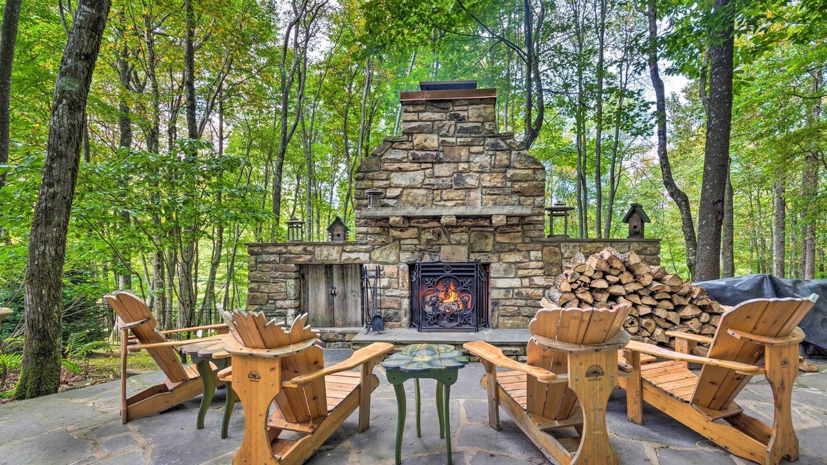 Beech Mountain Cabin | Screened Porch + 3 Decks: Beech Mountain Cabin