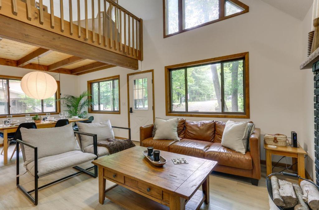 Hamlin House | Screened Porch and Grill Lake Ariel Vacation Rental