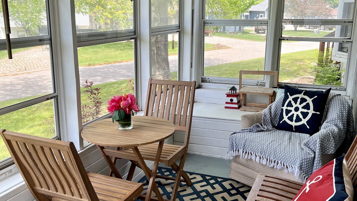 Port Austin House | Screened porch, Lake Huron views, quiet sub, walk to beach and town in minutes!