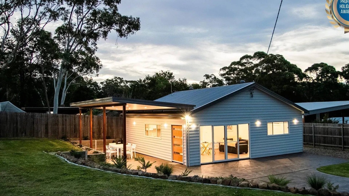 Basin View House | Scribbly Gum - Pet Friendly - 15 Mins Drive to Hyams Beach
