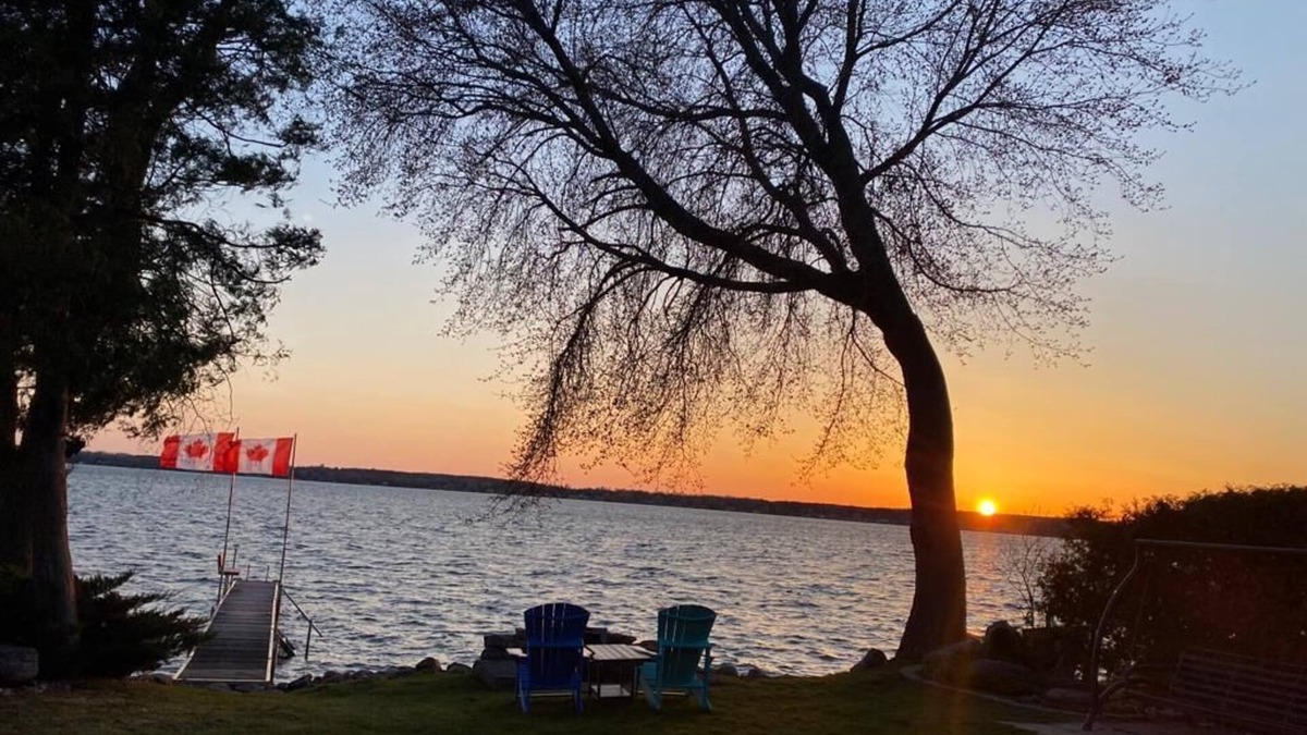 Valentia Cottage | Scugog Lake House with hot tub and Sauna