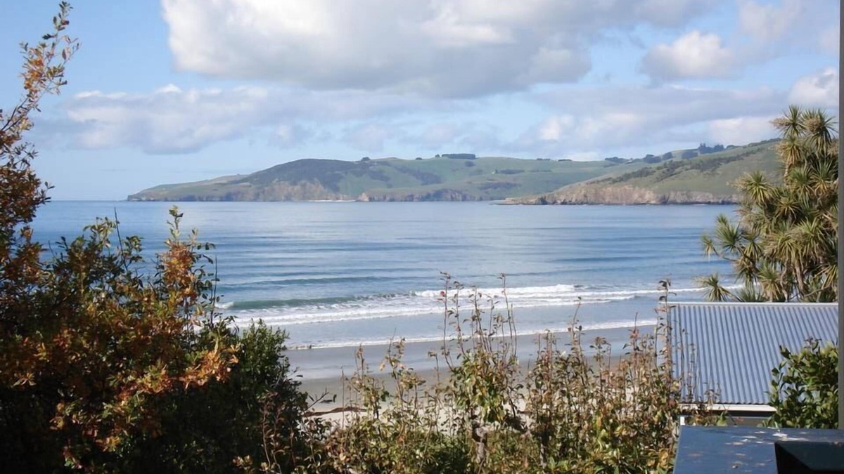Warrington House | Sea & beach views with safe swimming 15 min north of Dunedin.