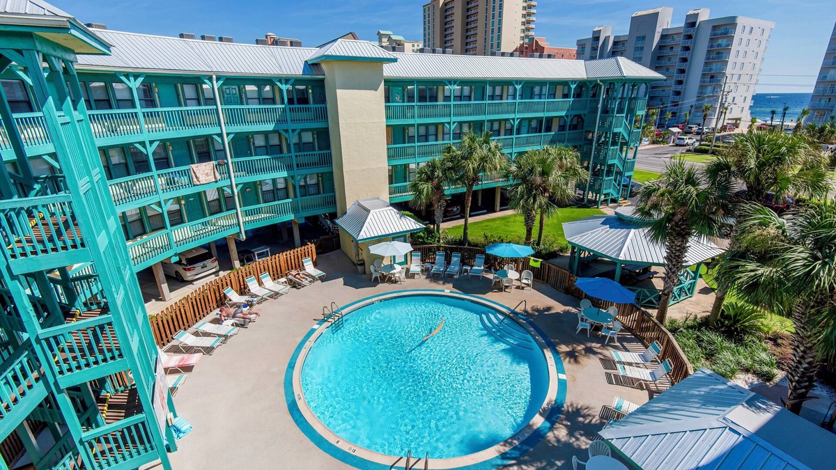 Gulf Shores Condo | Sea Breeze 218: 2BR condo across street from the Gulf, pool & BBQ