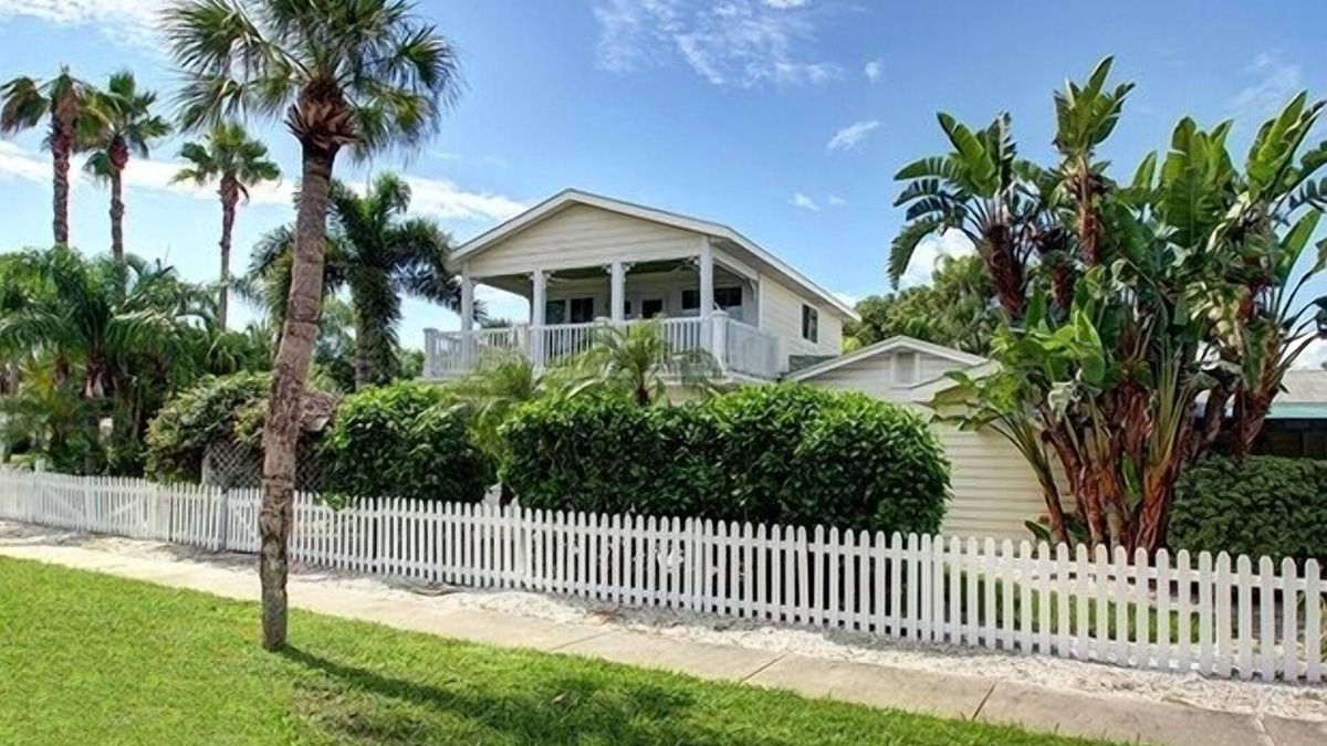 Carlouel House | 'Sea Breeze' - Beautiful Clearwater Beach Home - Heated Pool, Spa & Grill
