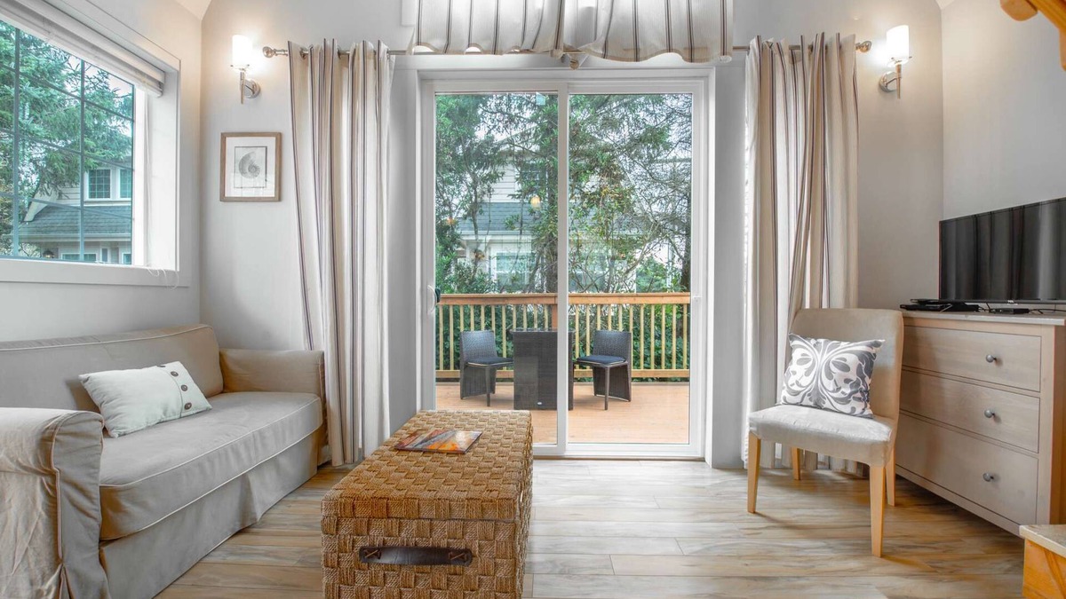 Ocean Shores Cottage | Sea Breeze Cottage - Pet Friendly, Walk to Beach!