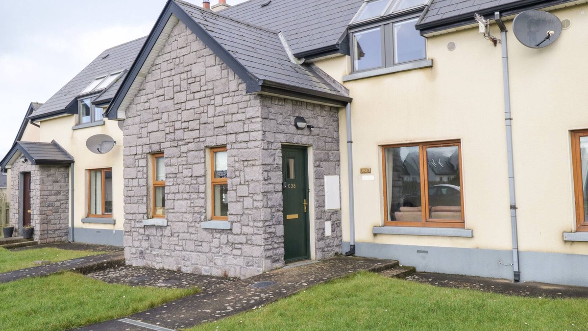 Enniscrone Cottage | SEA BREEZE HOLIDAY HOME, family friendly in Enniscrone, County Sligo