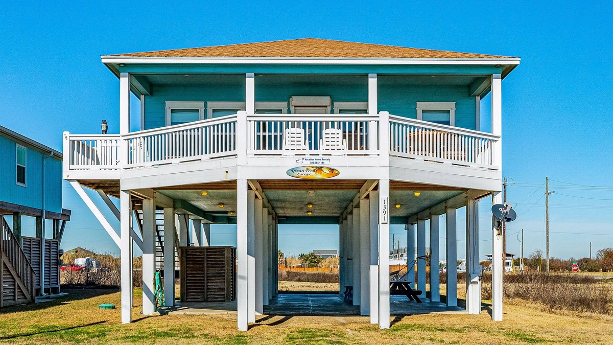 Port Bolivar House | Sea breeze oceanfront home with balcony, patio, hammock, & W/D