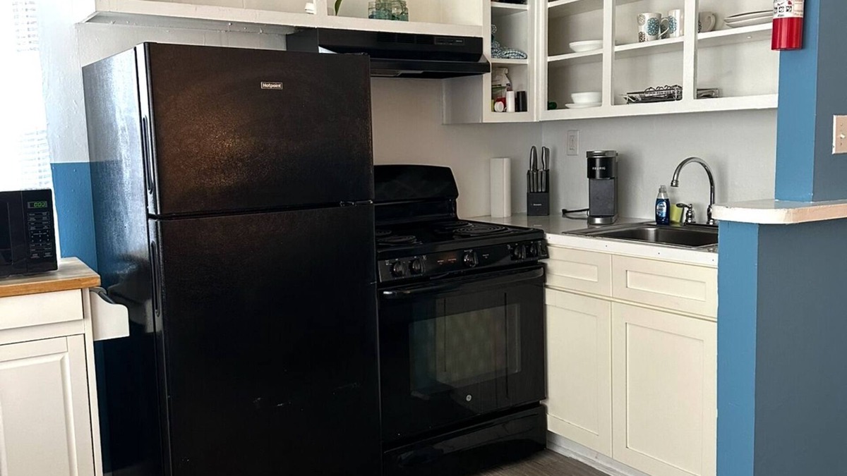 Bayview Apartment | SEA-clusion 1 cozy apartment across the street from the beach!