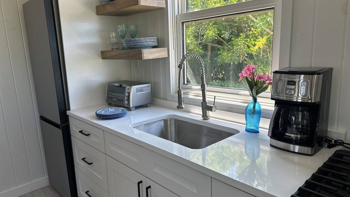 Green Turtle Cay House | Sea cottage 2/1 in white sound on GTC Abaco Bahamas full kitchen, AC & WiFi