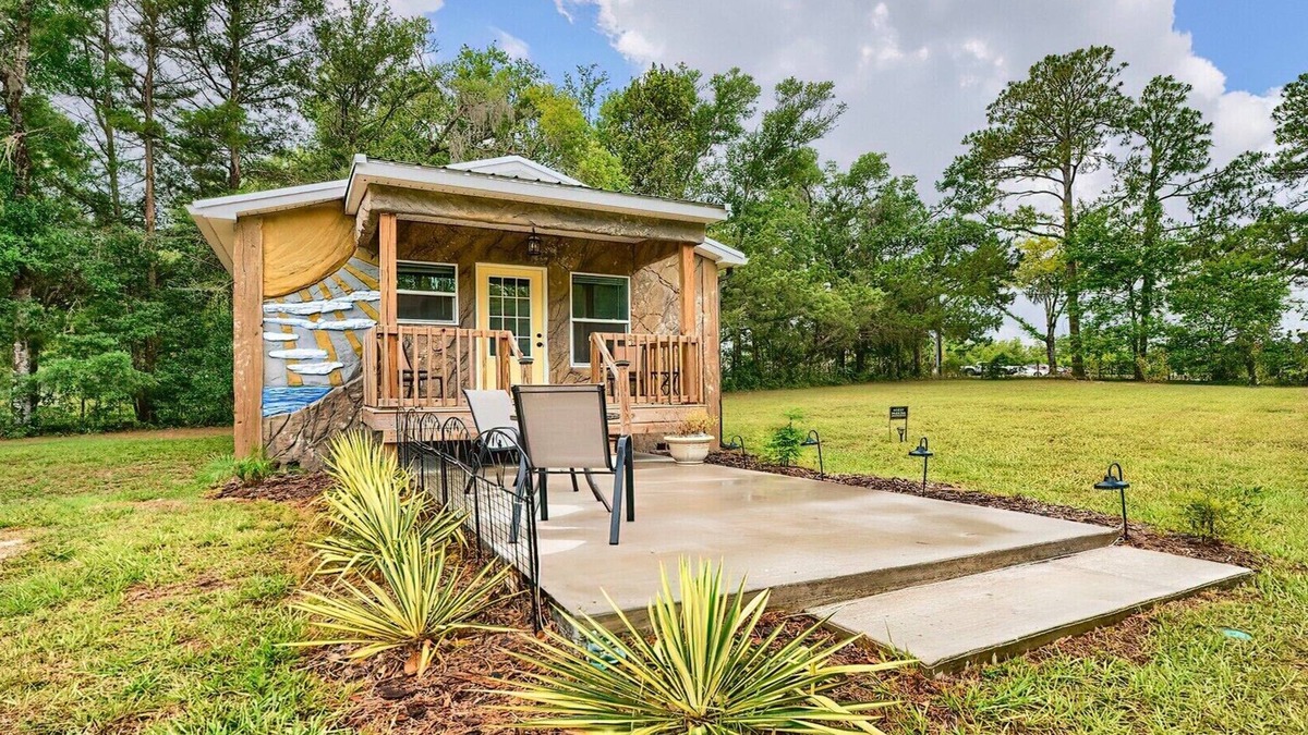Crystal River House | Sea Cow Cabin Tiny Home Near Springs w/Yard, Fire Pit & Relaxing Porch