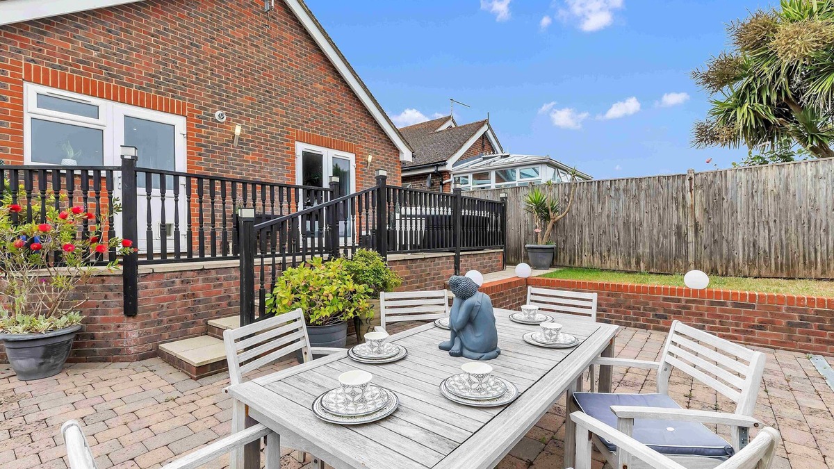 Peacehaven House | Sea Downs House with Free Parking | By My Getaways