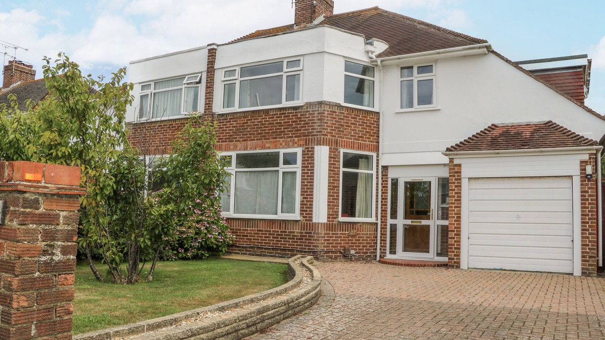 Worthing House | SEA DREAMS, pet friendly, country holiday cottage in Goring-By-Sea