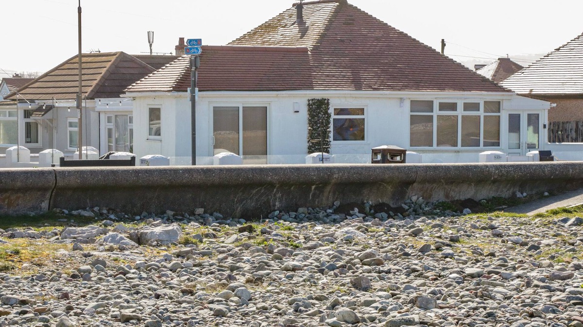 Kinmel Bay Cottage | SEA-ESTA BWTHYN, family friendly, with open fire in Kinmel Bay