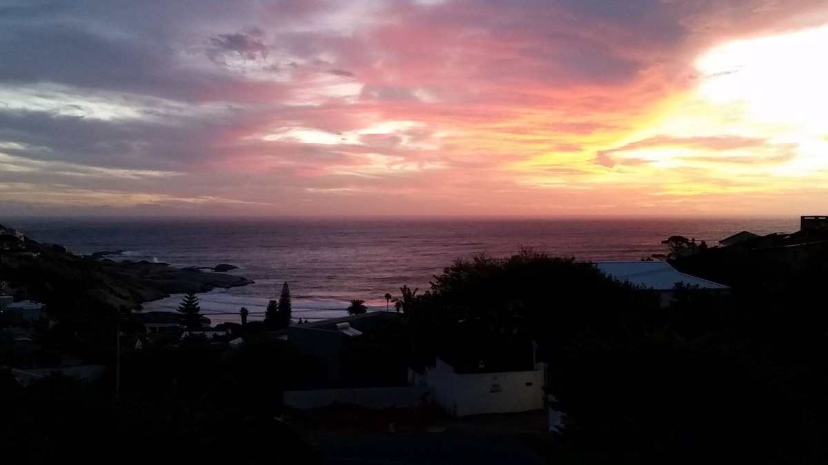 Hout Bay Apartment | Sea-facing Apartment with stunning view of Llandudno Bay