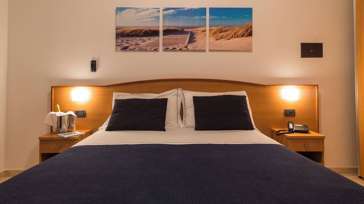 Pineto Hotel | SEA FRONT HOTEL IN CERRANO MARINE PARK