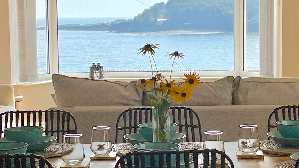 West Looe House | Sea front house.Stunning views, Dog friendly, 100m to beach, Hot Tub.EV Charger
