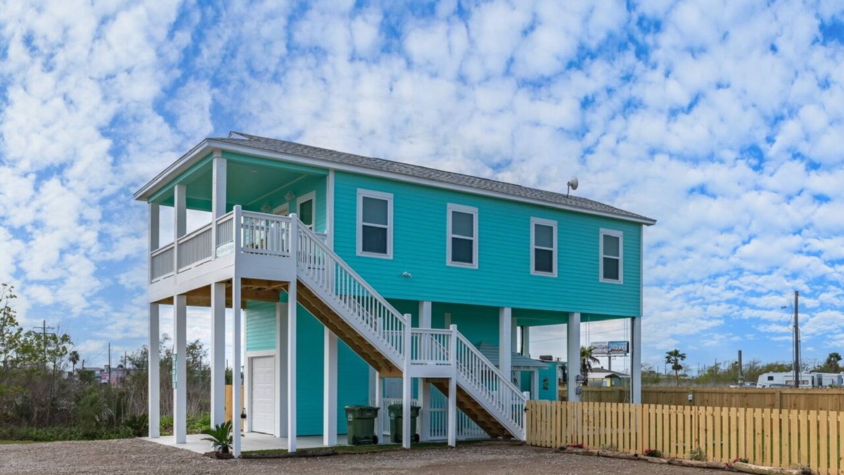 Crystal Beach House | Sea Glass Cottage - Super Cute! Outdoor bar, pet friendly, Sleeps 9