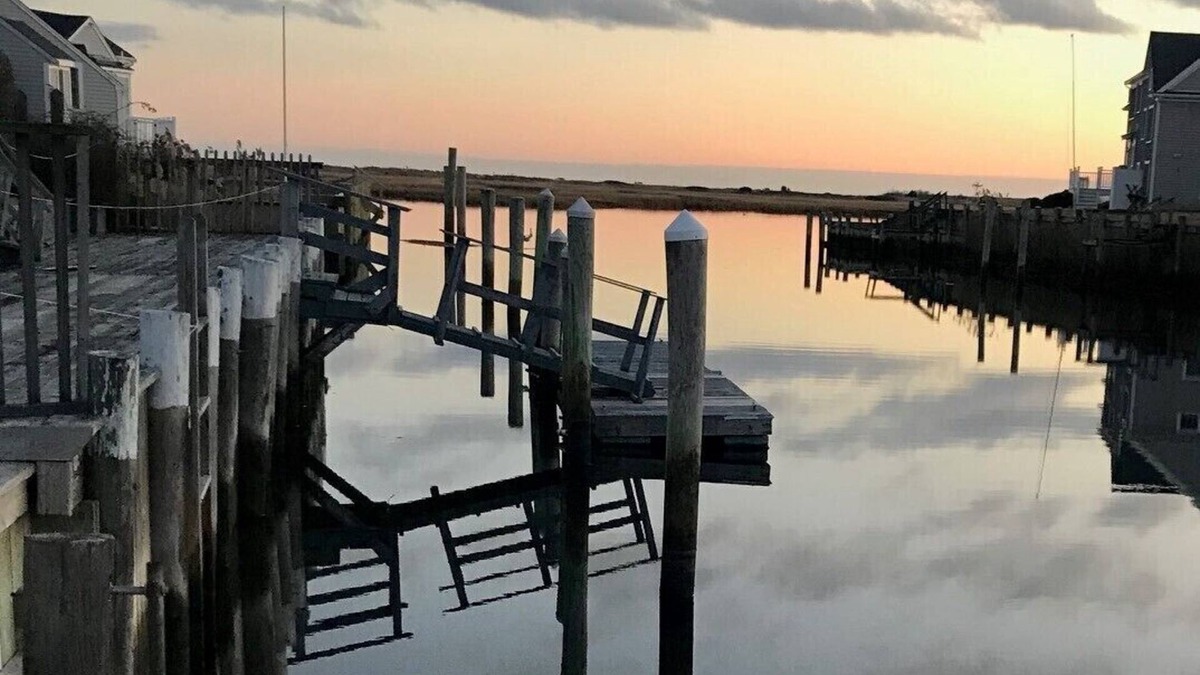 West Dennis House | "Sea Gypsy" Waterfront newly renovated, beautiful views, dock, beach!