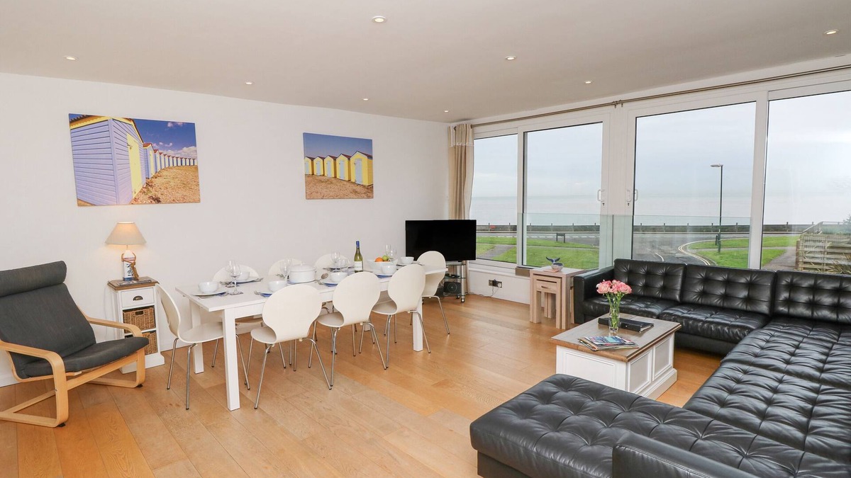 Rustington Cottage | SEA HOUSE, character holiday cottage, with a garden in Rustington