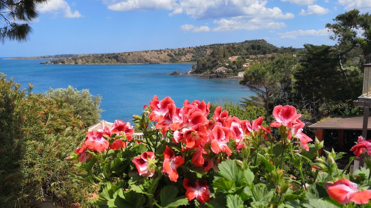Costa Saracena-Castelluccio Villa | Sea view villa with garden between Syracuse and Catania