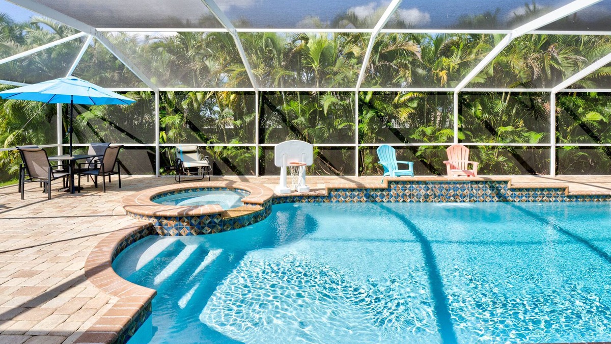 Jacarandas House | Sea La Vie 3/2 Pool & Jacuzzi Close to Downtown Fort Myers River District
