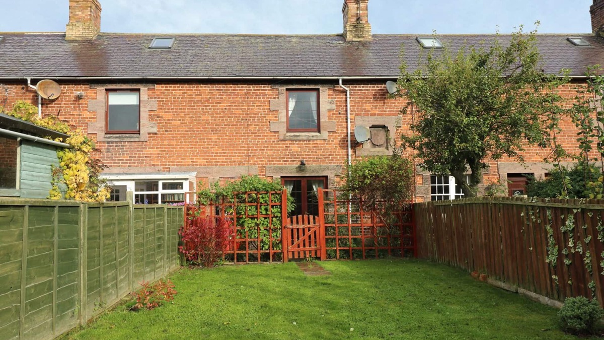 Berwick-upon-Tweed Cottage | SEA LILY, pet friendly, country holiday cottage in Holy Island
