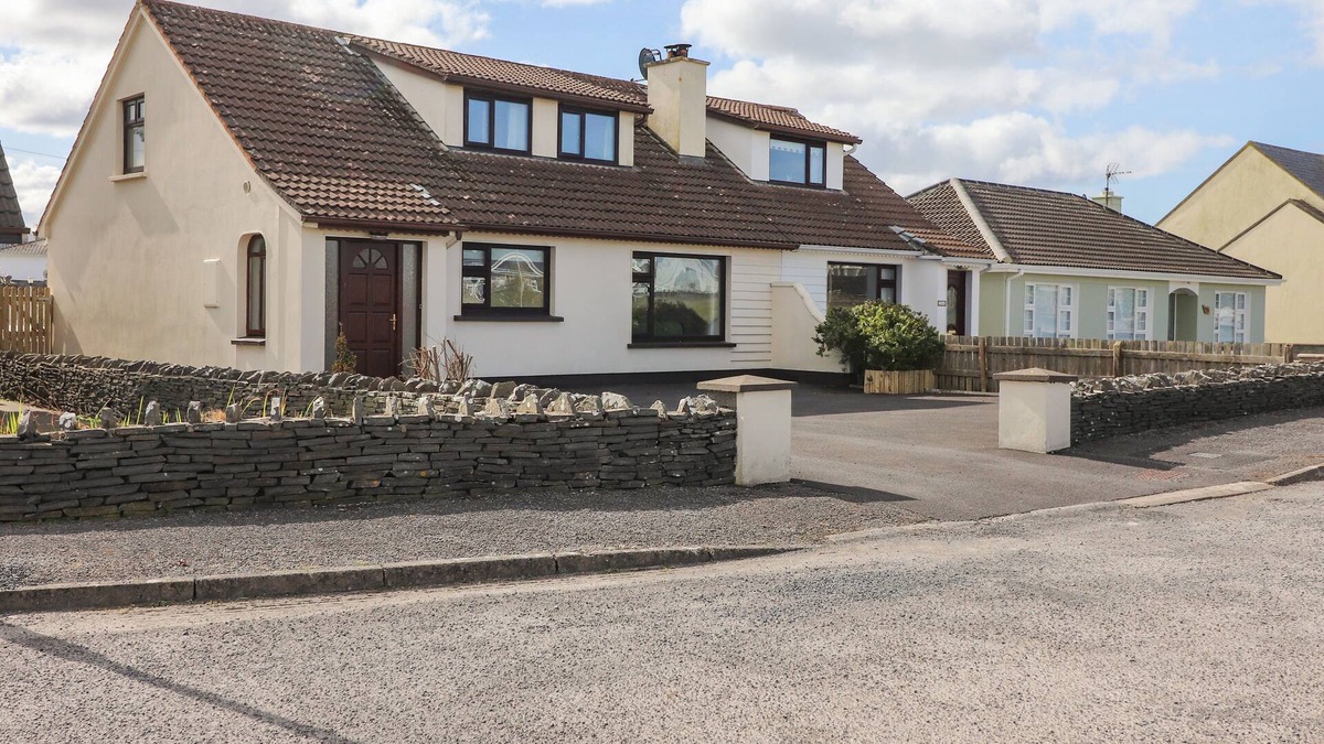 Lahinch Cottage | SEA PARK COTTAGE, pet friendly in Lahinch, County Clare
