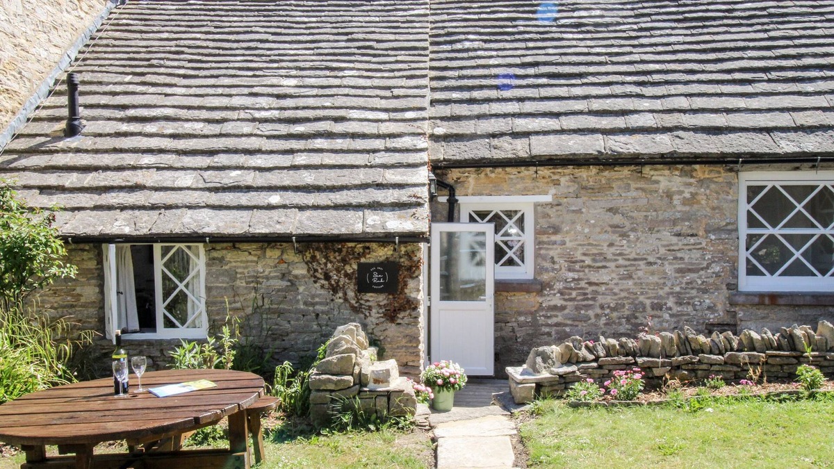 Langton Matravers Cottage | SEA PINK COTTAGE, pet friendly, with a garden in Langton Matravers
